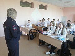 Сотрудники Госавтоинспекции проводят занятия в школах. 