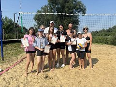 Пляжный волейбол в честь спортивного праздника