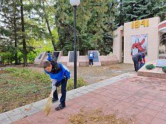 Волонтёры ДДТ убрались на Обелиске Славы