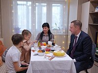 Губернатор Роман Бусаргин поздравил с Новым годом и Рождеством семью участника СВО