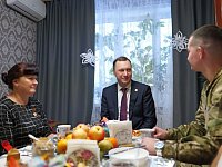 Губернатор Саратовской области сегодня побывал в гостях у военнослужащего из Саратова