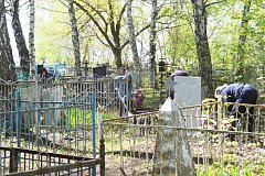 На турковском кладбище прошёл субботник