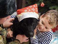 Саратовские военнослужащие и сотрудники Росгвардии поздравили с новогодними праздниками более 200 ребят.