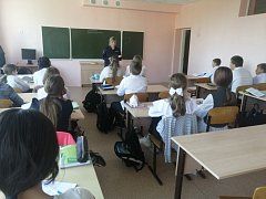 Сотрудники Госавтоинспекции проводят занятия в школах. 