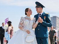 Президент России Владимир Путин поздравил молодоженов с Днем семьи