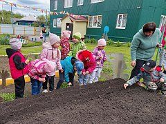 Воспитанники «Берёзки» начали огородный посевной сезон