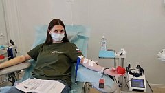 Саратовская молодежь раздала более 1000 ленточек ко Дню России