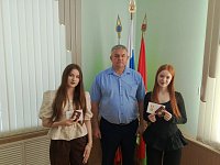 Глава района наградил выпускников за успехи в учебе